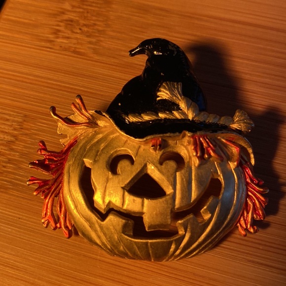 Vintage JJ Jonette Halloween Pumpkin / Scarecrow Brooch signed. Great condition - Picture 2 of 3